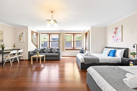 Quadruple Room W Ensuite In Gordon Near Train & Bus - ACT Tourism 3