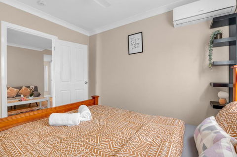 Quaint 2 Bedroom Fully Furnished Cottage - ACT Tourism 2
