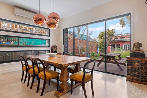 Quaint 4-Bed With Backyard 5-Min To The Beach - ACT Tourism 3