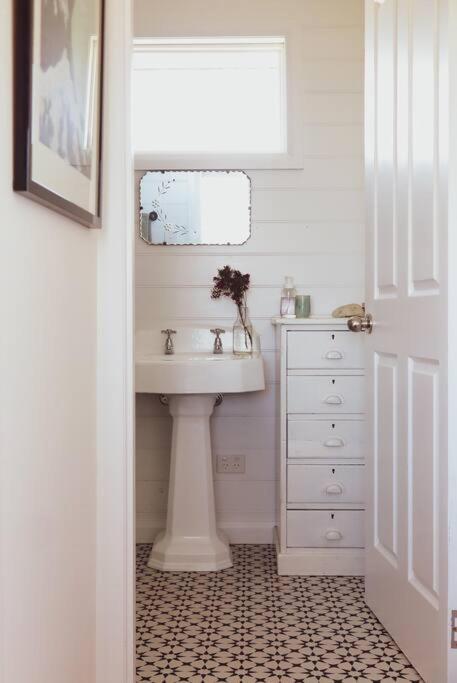 Quaint And Intimate 1-bed Seaside Cottage - ACT Tourism 2