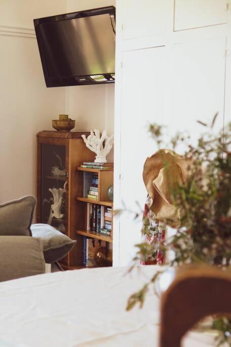 Quaint And Intimate 1-bed Seaside Cottage - ACT Tourism 1