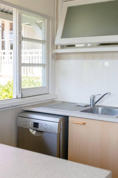 Quaint & Cosy 1 Bedroom Apartment In Queenslander. - ACT Tourism 2