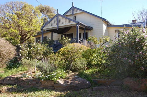 Quaint Cottage Nestled Amongst The Trees - ACT Tourism 0