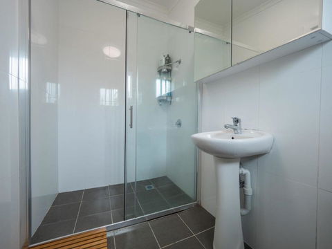 Quaint Double Or Queen Room - Mins To Stations&UNSW - Shared Bathroom - ACT Tourism 3