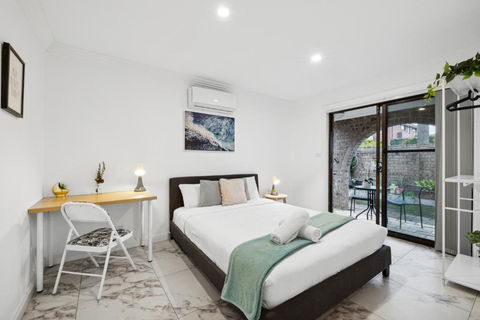 Quaint Double Room - Centrally Located At Glenfield - Shared Bathroom - ACT Tourism 0