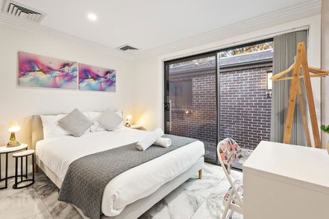 Quaint Double Room - Centrally Located At Glenfield - Shared Bathroom - ACT Tourism 1