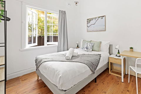 Quaint Double Room - Seconds To Shops & Eateries - Shared Bathroom - ACT Tourism 0