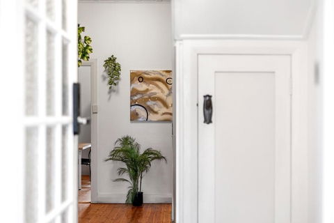Quaint Double Room - Seconds To Shops & Eateries - Shared Bathroom - ACT Tourism 3