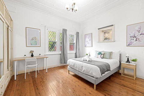 Quaint Double Room - Seconds To Shops & Eateries - Shared Bathroom - ACT Tourism 1