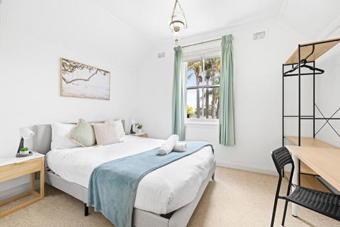 Quaint Double Room - Seconds To Shops & Eateries - Shared Bathroom - ACT Tourism 2