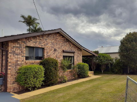 QUIET PROPERTY BY THE RIVER - ACT Tourism 0