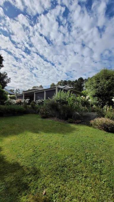 Quiet Family Retreat Getaway - Wildlife Park, Sovereign Hill, Kryall Castle And City At Your Door - Modern House, 8 Guests, 4 Bedrooms, 5 Beds - ACT Tourism 0