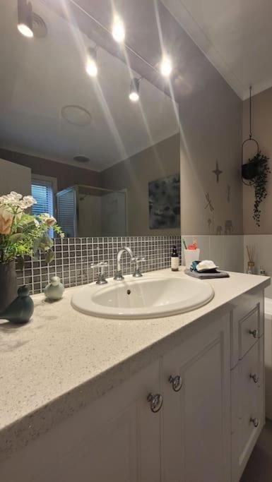 Quiet Family Retreat Getaway - Wildlife Park, Sovereign Hill, Kryall Castle And City At Your Door - Modern House, 8 Guests, 4 Bedrooms, 5 Beds - ACT Tourism 2