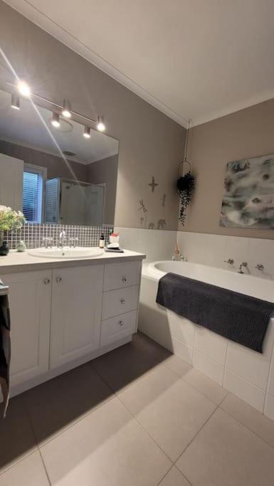 Quiet Family Retreat Getaway - Wildlife Park, Sovereign Hill, Kryall Castle And City At Your Door - Modern House, 8 Guests, 4 Bedrooms, 5 Beds - ACT Tourism 3