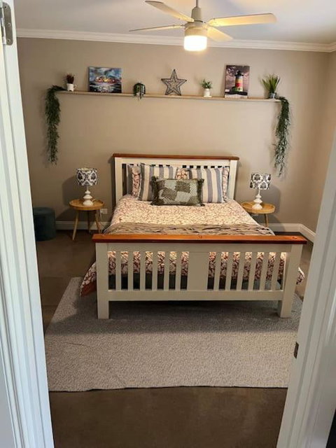 Quiet Family Retreat Getaway - Wildlife Park, Sovereign Hill, Kryall Castle And City At Your Door - Modern House, 8 Guests, 4 Bedrooms, 5 Beds - ACT Tourism 1