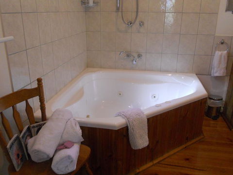 Astley Cottage - ACT Tourism 1