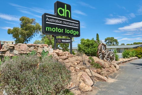 Australian Homestead Motor Lodge - ACT Tourism 0