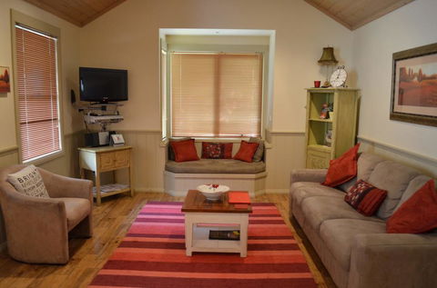 Autumn Affair Cottage 5 - ACT Tourism 3