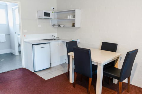 Balan Village Motel - ACT Tourism 1