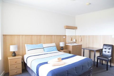 Bamboo Motor Inn - ACT Tourism 1