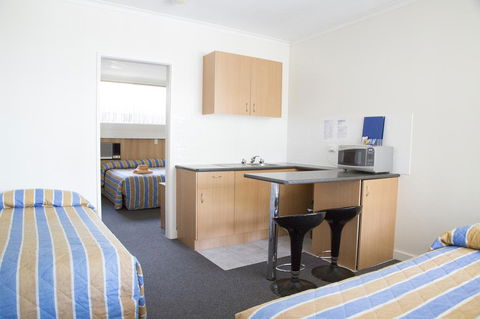 Bamboo Motor Inn - ACT Tourism 0