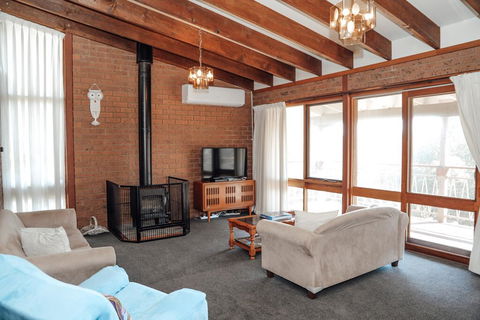 Banksia Beach House - ACT Tourism 1