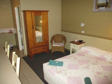 Barcaldine Country Motor Inn - ACT Tourism 1