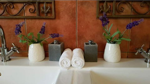Barossa Glen - Henri's Cottage - Bed & Breakfast - ACT Tourism 2