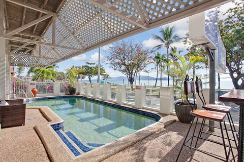 Beach House Motel - ACT Tourism 0