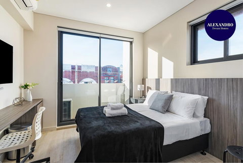 BEACH LOCATION STUDIO // CLOVELLY 5 - ACT Tourism 0