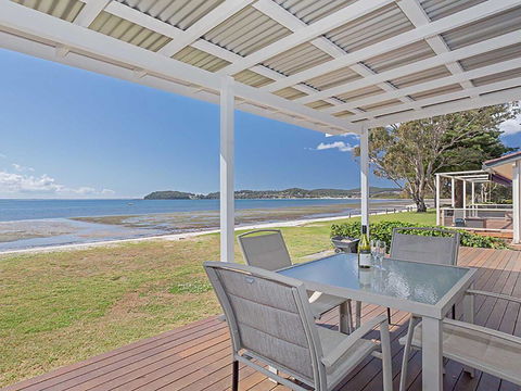 Beached Inn' 93 Foreshore Drive - Spacious Beach Front House - ACT Tourism 0