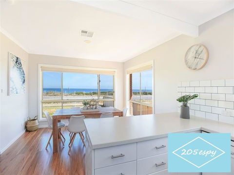 Beachfront Living! - ACT Tourism 0