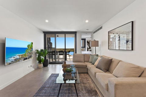Riverfront 2-Bed With Pool, Sauna, Gym & Views - ACT Tourism 0