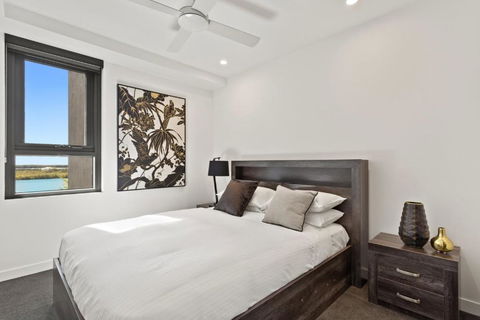 Riverfront 2-Bed With Pool, Sauna, Gym & Views - ACT Tourism 2