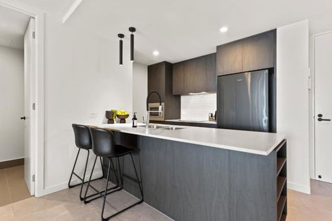 Riverfront 2-Bed With Pool, Sauna, Gym & Views - ACT Tourism 3