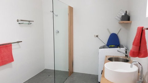 Red Ochre - Large Apartment With Private Courtyard - ACT Tourism 3