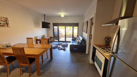 Red Ochre - Large Apartment With Private Courtyard - ACT Tourism 1