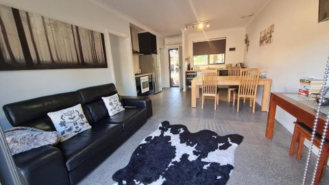 Red Ochre - Large Apartment With Private Courtyard - ACT Tourism 0