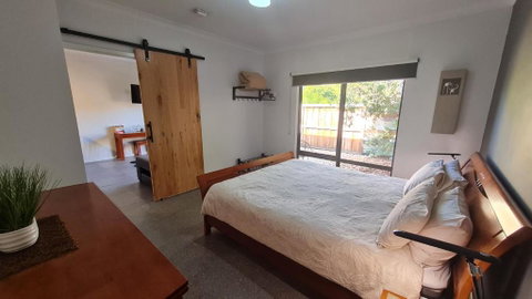 Red Ochre - Large Apartment With Private Courtyard - ACT Tourism 2