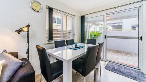 RED Rock - Townhouse In Town - ACT Tourism 1