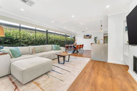 Redbrick Retreat - Generous Coastal Escape - ACT Tourism 0