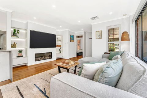 Redbrick Retreat - Generous Coastal Escape - ACT Tourism 1