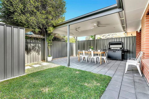 Redbrick Retreat - Generous Coastal Escape - ACT Tourism 3