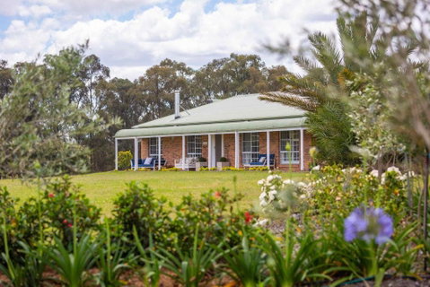 Redims Hill Cottage - ACT Tourism 0