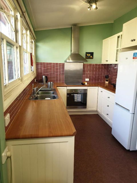 Redruth - 2 Bedroom Cottage Situated In Wandiligong - ACT Tourism 3