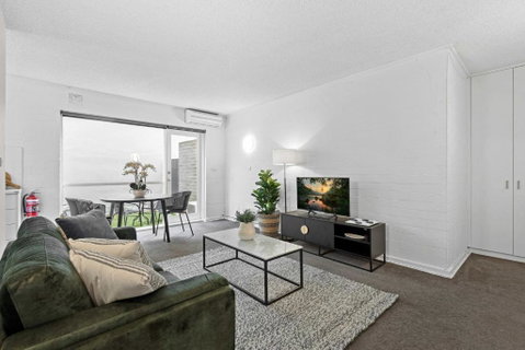 Refined 1-Bed Apartment With Garden Access - ACT Tourism 0