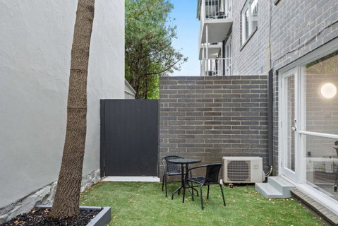 Refined 1-Bed Apartment With Garden Access - ACT Tourism 2