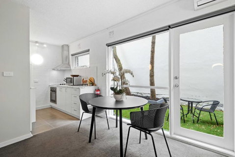 Refined 1-Bed Apartment With Garden Access - ACT Tourism 1