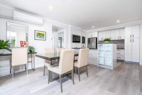 Renovated Townhouse Close To The CBD And Schools - ACT Tourism 2