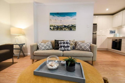 Resort-style Coastal Living With Balcony & Pool - ACT Tourism 0